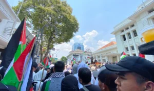 Hingga Siang Hari, Ribuan Massa Bela Palestina Masih Berorasi di Gedung Merdeka Walau terik, ribuan massa bela Palestina tetap penuhi depan Gedung Merdeka