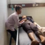 Korban (DH) saat dievakuasi pacarnya (DK) ke Rumah Sakit setempat, Jumat 20 Oktober 2023.