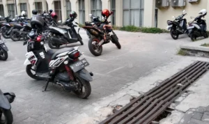 Lubang menganga di depan GOR Bulutangkis UIN SGD Bandung.