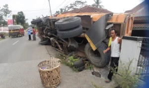 Truk tronton gagal menanjak, mundur hingga hantam rumah warga di Jalan Prada Samlawi, Kabupaten Bogor (23/10).