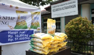 Operasi Pasar Beras Murah yang diadakan Pemkab Bandung di Kantor Kecamatan Kutawaringin, Senin (23/10).