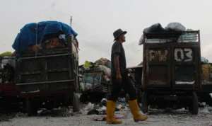 Belasan motor sampah terpaksa mengantre lebih lama di TPS Pasar Induk Gedebage karena kapasitas truk pengangkut yang datang hanya cukup untuk tiga motor setiap harinya. (Pandu Muslim/Jabar Ekspres)