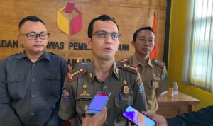 Kasatpol PP Kota Banjar Irwan Adhiawan saat diwawwncara awak media usai rapat di kantor Bawaslu Kota Banjar belum lama ini. (Cecep Herdi/Jabar Ekspres)