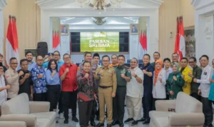 Rumuskan Persiapan Pemilu 2024, Stakeholder Kota Bogor Gelar Rapat Terpadu, Apa Hasilnya? Pemkot bersama parpol peserta pemilu, KPU dan Bawaslu Kota Bogor usai menggelar rapat terpadu di Balai Kota Bogor. (Yudha Prananda / Jabar Ekspres)