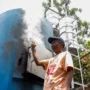 Petugas mengoperasikan mesin incinerator sampah di Komplek PUSKOAD Cisurupan, Kecamatan Cibiru, Kota Bandung.
