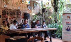 Ketua Panitia Seleksi, Solichin (tengah) dan anggota panitia seleksi lain menyampaikan tahapan seleksi untuk anggota KPU Kabupaten Garut dan Cirebon, Selasa (24/10) petang.
