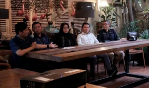 PEMILU : Ketua KPU Jabar Ummi Wahyuni (tengah) menyampaikan progres distribusi logistik di Jabar.