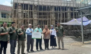 SMAN 1 Sukaraja Terima Bantuan Senilai 25 Juta untuk Renovasi Masjid Kholid Ibnu Walid dari PT Pegadaian Kanwil X Jabar Penyerahan bantuan dari PT Pegadaian Kanwil Jabar kepada SMA 1 Sukaraja untuk renovasi Masjid Kholid Ibnu Walid senilai Rp25 Juta.