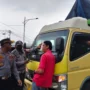 Seorang pengendara truk dihentikan oleh Dishub Cimahi, Rabu (25/10).