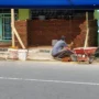 Nekat! Pria di Ciamis ini Buat Bangunan Permanen di Atas Trotoar