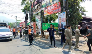 Satpol PP, Bawaslu, dan Dishub Sumedang Tertibkan 234 Alat Peraga Parpol dan Lainnya