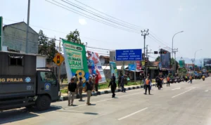 Alat Peraga Sosialisasi dari berbagai partai politik ditertibkan oleh petugas gabungan di Kabupaten Sumedang, Kamis 26 Oktober 2023.