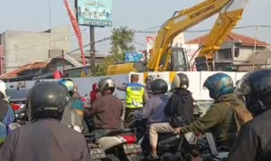 Perempatan Mampang Macet Total, Ini Alasannya Ada proyek pengerjaan jembatan, Jalan Sawangan Macet Total. Rubiakto/JE