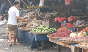 Akibat Kemarau Panjang, Harga Cabai di Depok Meroket Pedagang sayur di Pasar Kemirimuka, Depok. Rubiakto/JE