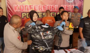 Kapolres Ciamis AKBP Tony Prasetyo Yudhangkoro menunjukkan baju yang digunakan tersangka mencuri domba di wilayah Sindangkasih Kabupaten Ciamis, dalam ekspose perkara di Mapolres Ciamis, Sabtu 28 Oktober 2023. (Cecep Herdi/Jabar Ekspres)