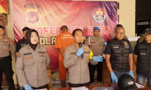 Kapolres Ciamis AKBP Tony Prasetyo Yudhangkoro saat merilis tersangka jambret di Mapolres Ciamis Sabtu 28 Oktober 2023. Ia mengimbau masyarakat untuk waspada aksi penjambretan. (Cecep Herdi/Jabar Ekspres)