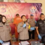 Kapolres Ciamis AKBP Tony Prasetyo Yudhangkoro saat merilis tersangka jambret di Mapolres Ciamis Sabtu 28 Oktober 2023. Ia mengimbau masyarakat untuk waspada aksi penjambretan. (Cecep Herdi/Jabar Ekspres)