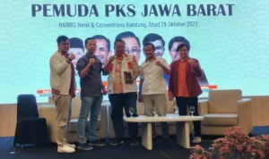 BURSA CAGUB : Ketua Dewan Pengurus Wilayah (DPW) PKS Jabar Haru Suandharu saat menerima kujang simbol dukungan dari kader muda.