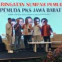 BURSA CAGUB : Ketua Dewan Pengurus Wilayah (DPW) PKS Jabar Haru Suandharu saat menerima kujang simbol dukungan dari kader muda.