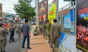 Tim gabungan mencopot baliho bacaleg, Parpol, dan Capres dan Cawapres yang diduga melanggar ketentuan di sejumlah titik di Kota Banjar Jawa Barat, Senin 30 Oktober 2023. (Cecep Herdi/Jabar Ekspres).