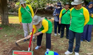 Sekda Kota Bogor, Syarifah Sofiah saat melakukan aksi lingkungan Green Lifestyle.