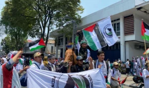 Orator berseru dalam Aksi Jawa Barat Dukung Palestina di tengah lautan massa yang tengah melaksanakan longmarch dari kawasan Gedung Sate hingga Gedung Merdeka. Ada sekira 25 kuda yang mengiringi mereka.