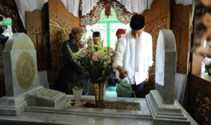Bakal Calon Presiden Ganjar Pranowo menyempatkan waktu untuk berziarah ke makam KH Moch Sirodj yang merupakan pendiri Ponpes Al-Quran Cijantung, Ciamis, Jawa Barat, Senin (9/10/2023).