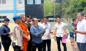 Polisi Gelar Rekontruksi 34 Adegan Bule Arthur Pembunuh Mertua Sendiri
