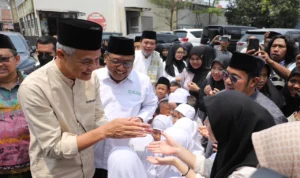 Ganjar Datangi Ponpes Motivasi Indonesia dan Ziarah ke Makam Abuya KH Muhali Ganjar Pranowo saat mendatangi Ponpes Motivasi Indonesia di Jalan Istana Yatim, Jalan Cinyosog No.99, RT 003/RW RT 001, Burangkeng, Kecamatan Setu, Kabupaten Bekasi, Jawa Barat, Jumat (6/10/2023).