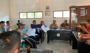 Merasa Disepelekan, Warga Batulawang Geruduk Kepala Desa Yosep Erawan