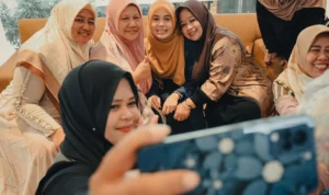 Nyai-Ning di Jabar Kagumi Pola Asuh Nyai Atikoh, Alam Ganjar Pandai Jaga Akhlak Pola pengasuhan Siti Atikoh Supriyanti kepada anaknya, Muhammad Zinedine Alam Ganjar dikagumi para nyai dan ning di Jawa Barat.