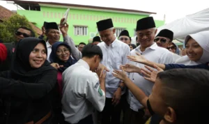 Siswa MTs NU Tasikmalaya Ingin Jadi Anak Angkat Ganjar Pranowo Momen seorang siswa MTs NU Tasikmalaya tiba-tiba menghampiri Ganjar Pranowo dengan mencium tangan dan meminta dijadikan anak angkatnya, Selasa 10 oktober 2023.
