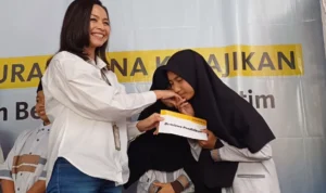Maybank Indonesia melalui Unit Usaha Syariah menyalurkan bantuan beasiswa sebesar Rp 400 juta untuk mendukung 471 anak yatim dan duafa yang tinggal di Asrama mukim dan non mukim binaan Rumah Yatim di seluruh Indonesia.
