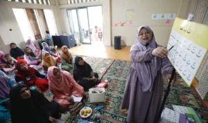 Ganjar Sejati menerapkan tiga metode pembelajaran baca tulis Alquran bagi puluhan warga di Pondok Pesantren Barkatul Huda, Lembang, Kabupaten Bandung Barat, Jumat (6/10).