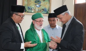Ganjar Pranowo saat mendapatkan doa khusus dari Syekh Muhammad Fadhil Jailani yang merupakan cucu dari Syekh Abdul Qadir Jailani ketika menghadiri pernikahan anak dari pengasuh Pondok Pesantren Khas Kempek yakni KH M Mustofa Aqil Siroj, Minggu 8 Oktober 2023.