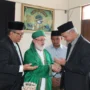 Ganjar Pranowo saat mendapatkan doa khusus dari Syekh Muhammad Fadhil Jailani yang merupakan cucu dari Syekh Abdul Qadir Jailani ketika menghadiri pernikahan anak dari pengasuh Pondok Pesantren Khas Kempek yakni KH M Mustofa Aqil Siroj, Minggu 8 Oktober 2023.