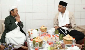Bakal Calon Presiden Ganjar Pranowo saat menerima tongkat dari Pengasuh Pondok Pesantren (Ponpes) Gedongan Cirebon, KH Abdul Hayyi Imam, Minggu 8 Oktober 2023.