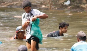 Salah serorang warga Kabupaten Pangandaran saat mengikuti kegiatan yang diselenggarakan oleh Ganjar Sejati, yakni tradisi Ngobeng Lauk.