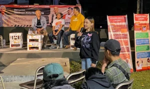 Salah seorang peserta diskusi menyampaikan pertanyaan soal seni budaya di Kafe Kampring di Turangga, Kecamatan Lengkong, Kota Bandung, Jawa Barat, Minggu 8 Oktober 2023.