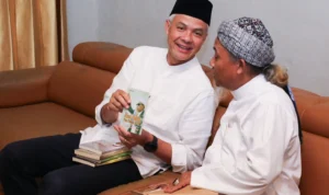 Bakal Calon Presiden Ganjar Pranowo menerima buku tentang ‘Jihad Politik Putra Petinggi DI/TII Memoar’ dari Pimpinan Ponpes Miftahul Huda Manonjaya, Tasikmalaya, KH Asep Ahmad Maoshul Affandy, Senin 9 Oktober 2023.