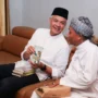 Bakal Calon Presiden Ganjar Pranowo menerima buku tentang ‘Jihad Politik Putra Petinggi DI/TII Memoar’ dari Pimpinan Ponpes Miftahul Huda Manonjaya, Tasikmalaya, KH Asep Ahmad Maoshul Affandy, Senin 9 Oktober 2023.