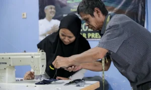Warga Kabupaten Bandung Barat tampak antusias mengikuti pelatihan menjahit yang digelar Relawan Ganjar Sejati di Kecamatan Lembang, Kabupaten Bandung Barat, Jawa Barat, Senin 9 Oktober 2023.