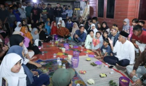 Bakal Calon Presiden Ganjar Pranowo menampung keluhan krisis air warga Tasikmalaya saat mengunjungi desa terpencil sekaligus menginap di rumah warga, Senin 9 Oktober 2023.