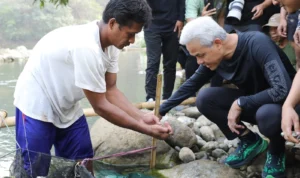 Bakal Calon Presiden Ganjar Pranowo berhasil membantu warga Kampung Nagrog, Tasikmalaya, untuk mendapatkan akses air bersih yang selama 12 tahun dinantikan masyarakat setempat.