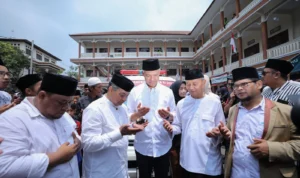 Ganjar Pranowo mendatangi ponpes Cipasung Tasikmalaya untuk berziarah dan diskusi dengan para ulama soal pendidikan pesantren.