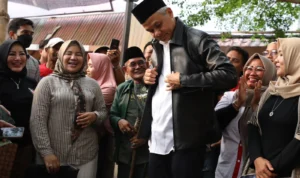 Bertemu dengan Relawan se-Tasikmalaya, Ganjar Pranowo dapat Masukan hingga Cendera Mata Ganjar Pranowo mendapatkan banyak cendera mata dari para relawan se-Tasikmalaya saat melakukan silaturahmi dan ramah-tamah antara Ganjar dengan relawannya.