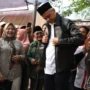 Ganjar Pranowo mendapatkan banyak cendera mata dari para relawan se-Tasikmalaya saat melakukan silaturahmi dan ramah-tamah antara Ganjar dengan relawannya.