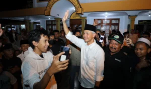 Riuh menggema para santri Pondok Pesantren Suryalaya, Tasikmalaya saat menyambut kedatangan bakal calon presiden (bacapres) Ganjar Pranowo, Selasa 10 Oktober 2023.