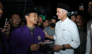 Seorang santri bernama Khoiri Maimun Ichsani nampak tak bisa menyembunyikan kebahagiaannya karena bisa bertemu dengan Ganjar Pranowo saat sedang mengunjungi Ponpes Suryalaya, Desa Tanjungkerta, Tasikmalaya, Jawa Barat, Selasa 10 Oktober 2023.