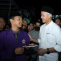 Seorang santri bernama Khoiri Maimun Ichsani nampak tak bisa menyembunyikan kebahagiaannya karena bisa bertemu dengan Ganjar Pranowo saat sedang mengunjungi Ponpes Suryalaya, Desa Tanjungkerta, Tasikmalaya, Jawa Barat, Selasa 10 Oktober 2023.